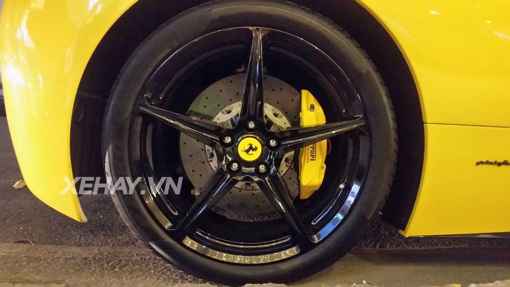 Sài Gòn: Chạm mặt Ferrari 458 Italia dạo phố cuối tuần