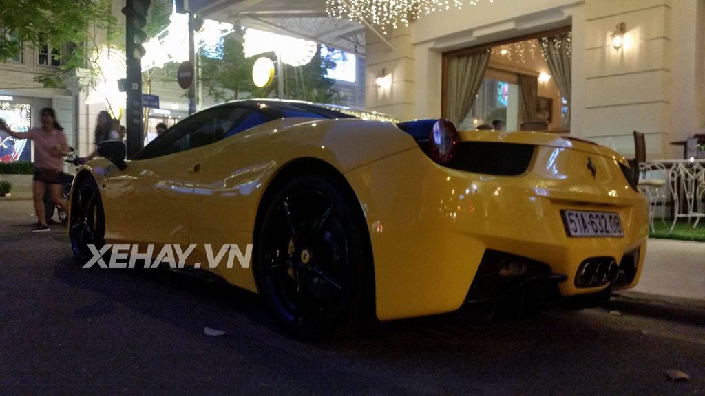 Sài Gòn: Chạm mặt Ferrari 458 Italia dạo phố cuối tuần