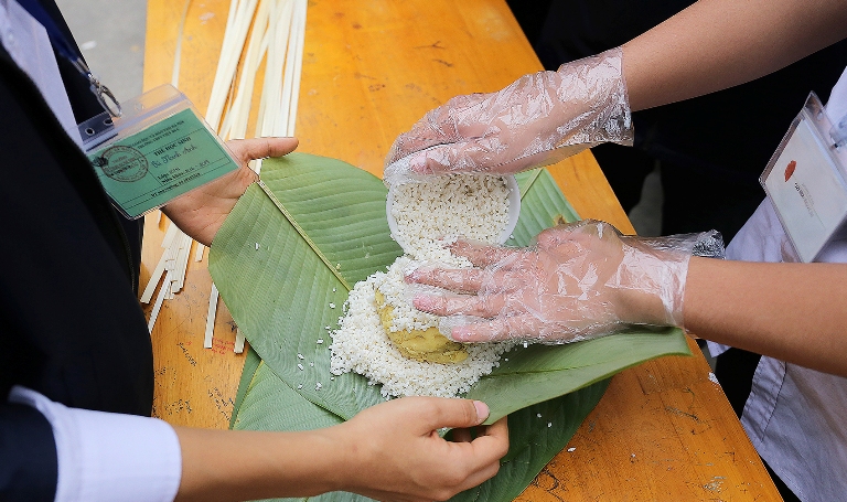 Học sinh THPT Việt Đức làm bánh chưng tặng cho học sinh nghèo xã Y Tý, Lào Cai