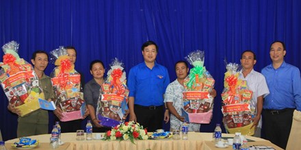 Bí thư thứ nhất T.Ư Đoàn tặng quà các nhân viên có hoàn cảnh khó khăn