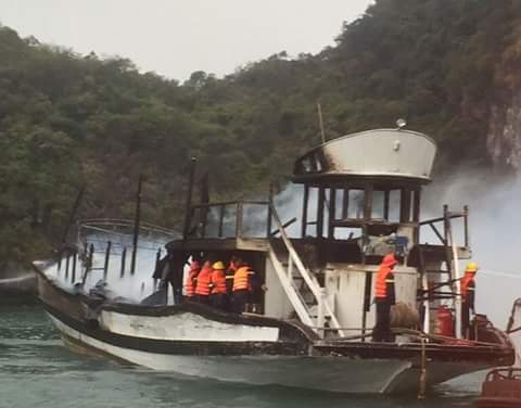 Cứu hộ thành công 21 người trên tàu du lịch bị cháy ở vịnh Hạ Long, Quảng Ninh