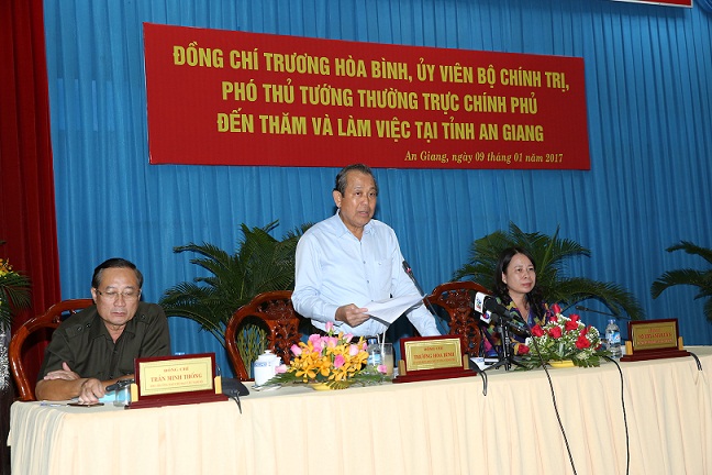 Phó Thủ tướng Trương Hòa Bình thị sát công tác chống buôn lậu tại tỉnh An Giang