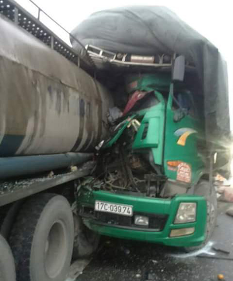 Thái Bình: Xe tải tông xe container, 2 nạn nhân chết thảm