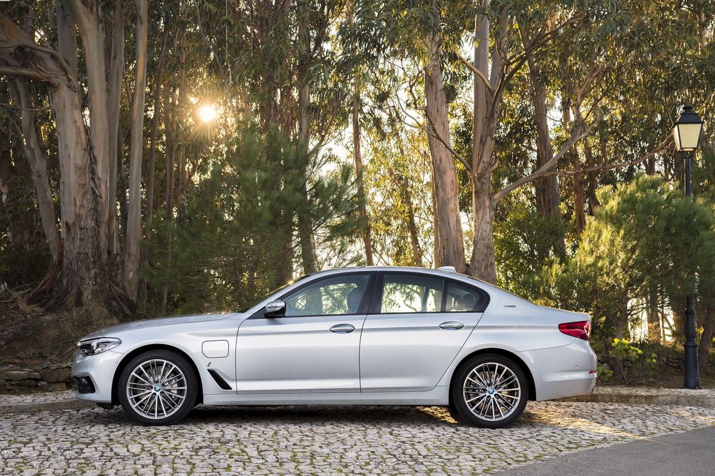 BMW chốt giá 530e và M550i xDrive 2018 tại Mỹ, khởi điểm từ 1,2 tỷ đồng