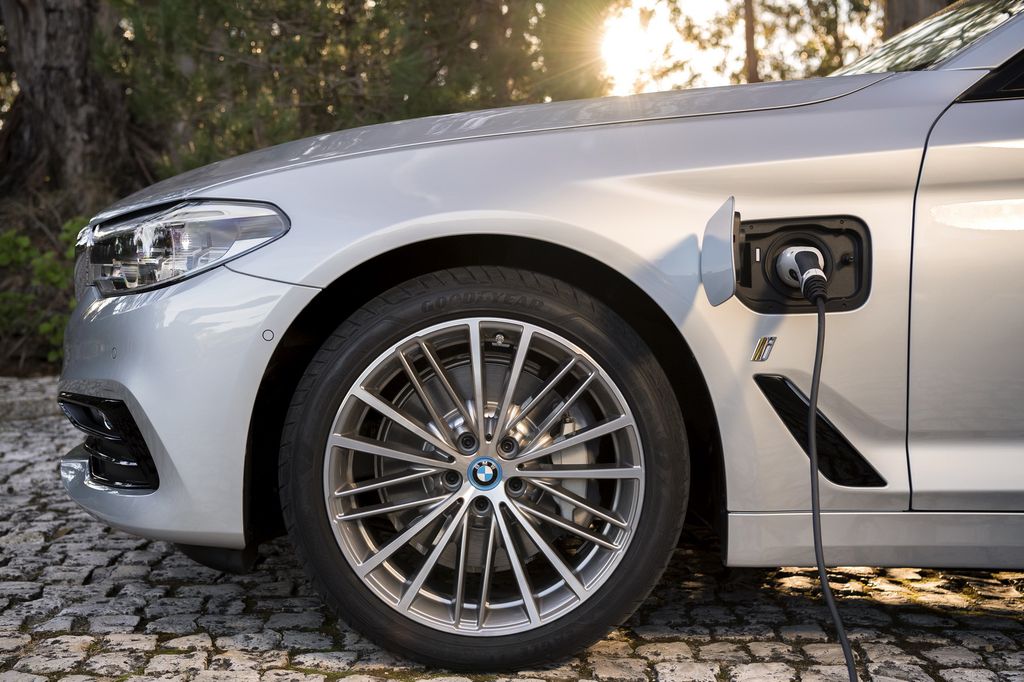 BMW chốt giá 530e và M550i xDrive 2018 tại Mỹ, khởi điểm từ 1,2 tỷ đồng
