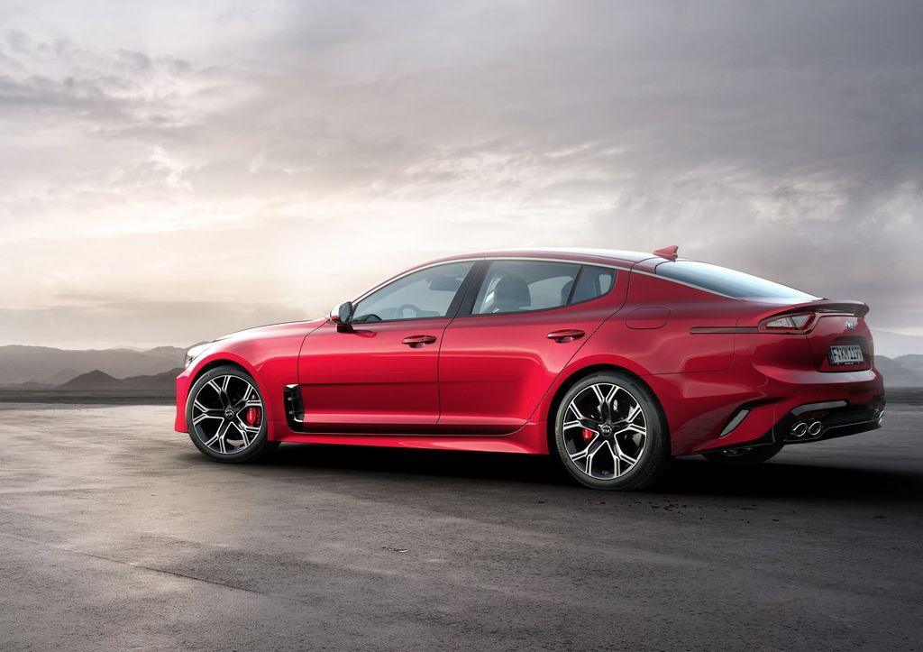 Kia ra mắt Kia Stinger 2018, tuyên chiến với BMW 4-Series GC