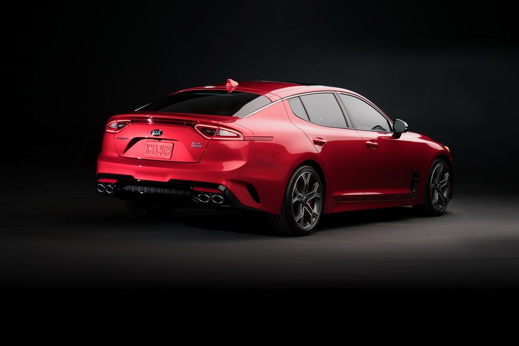 Kia ra mắt Kia Stinger 2018, tuyên chiến với BMW 4-Series GC