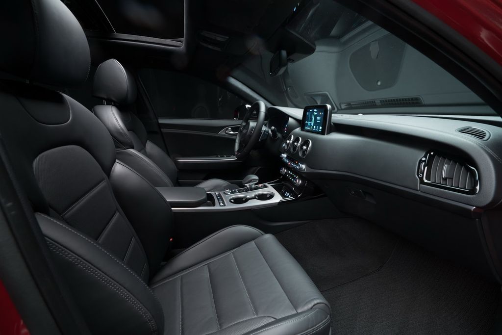 Kia ra mắt Kia Stinger 2018, tuyên chiến với BMW 4-Series GC