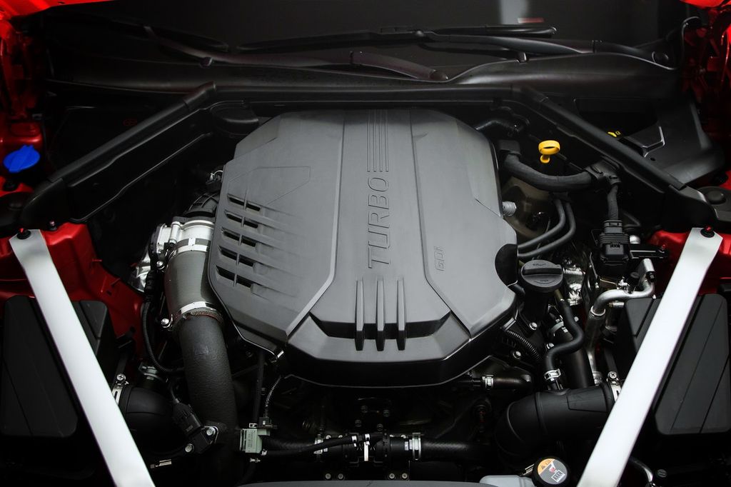Kia ra mắt Kia Stinger 2018, tuyên chiến với BMW 4-Series GC