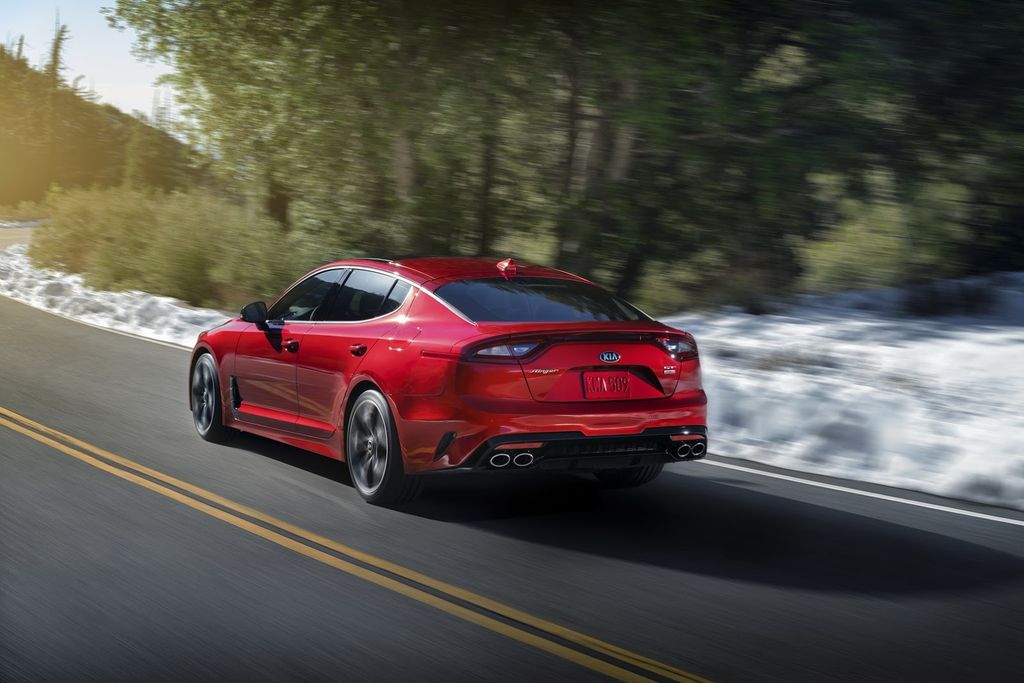 Kia ra mắt Kia Stinger 2018, tuyên chiến với BMW 4-Series GC
