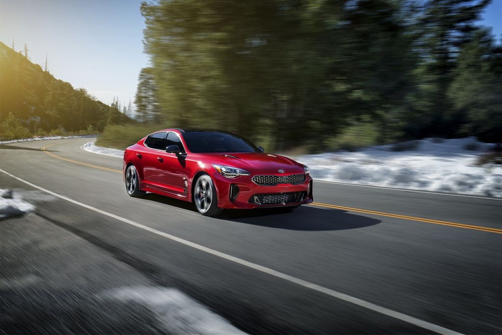 Kia ra mắt Kia Stinger 2018, tuyên chiến với BMW 4-Series GC