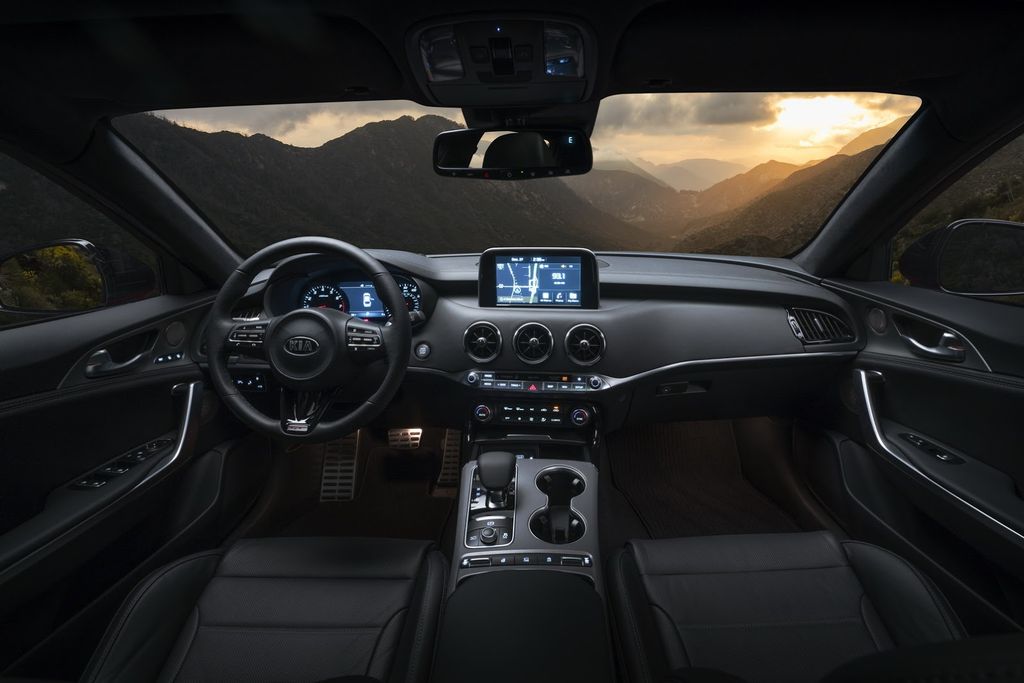 Kia ra mắt Kia Stinger 2018, tuyên chiến với BMW 4-Series GC