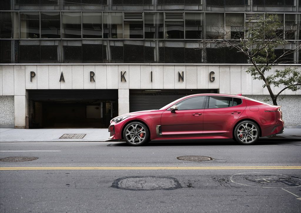 Kia ra mắt Kia Stinger 2018, tuyên chiến với BMW 4-Series GC