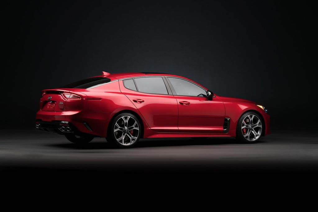 Kia ra mắt Kia Stinger 2018, tuyên chiến với BMW 4-Series GC