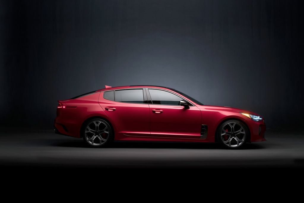 Kia ra mắt Kia Stinger 2018, tuyên chiến với BMW 4-Series GC
