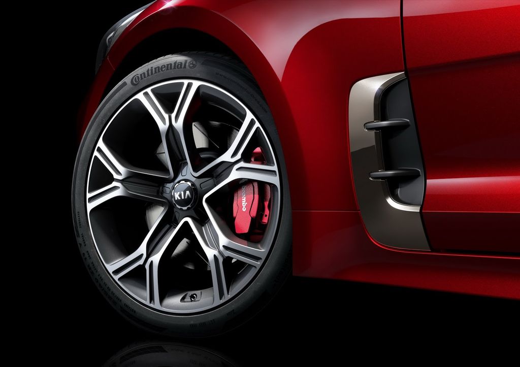 Kia ra mắt Kia Stinger 2018, tuyên chiến với BMW 4-Series GC