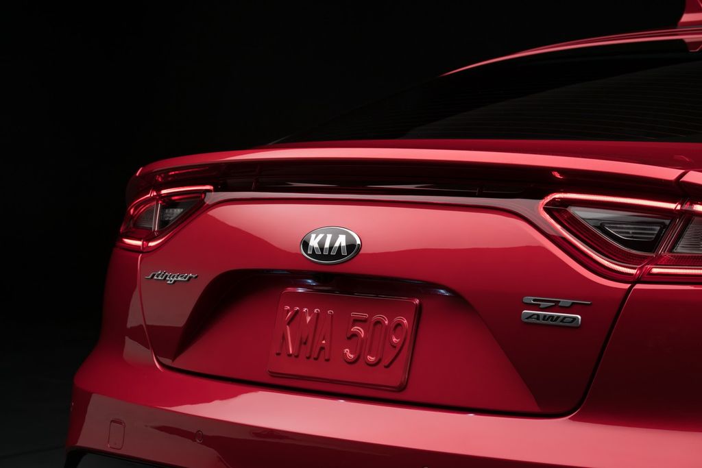 Kia ra mắt Kia Stinger 2018, tuyên chiến với BMW 4-Series GC