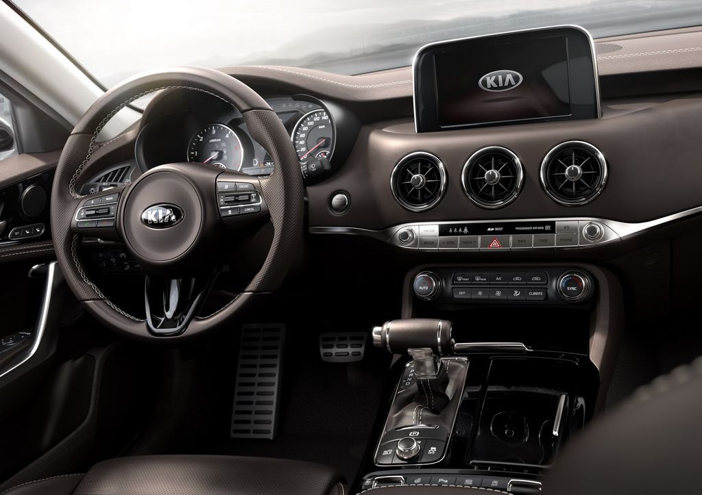 Kia ra mắt Kia Stinger 2018, tuyên chiến với BMW 4-Series GC