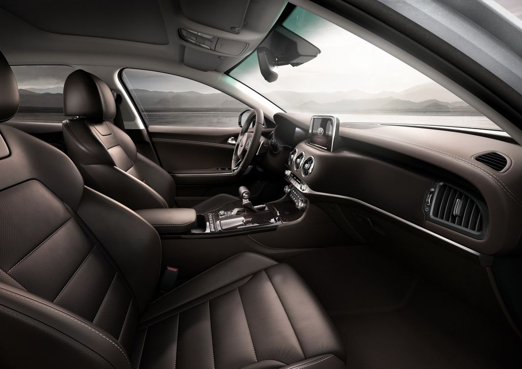 Kia ra mắt Kia Stinger 2018, tuyên chiến với BMW 4-Series GC
