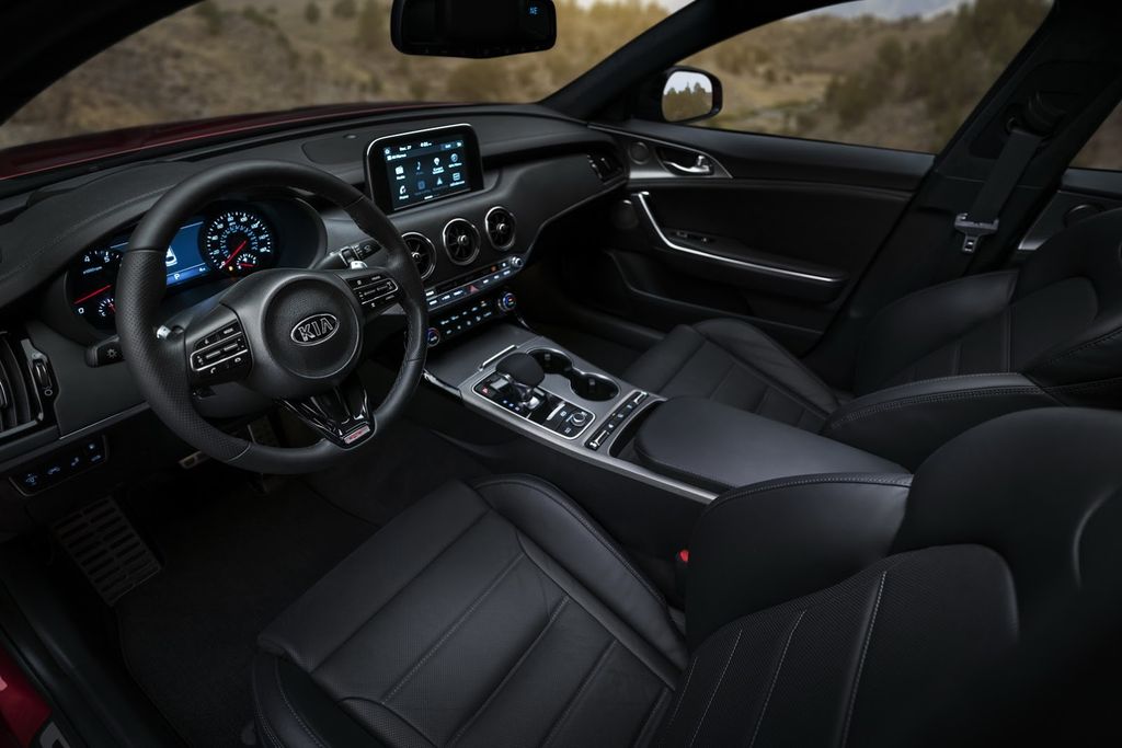 Kia ra mắt Kia Stinger 2018, tuyên chiến với BMW 4-Series GC