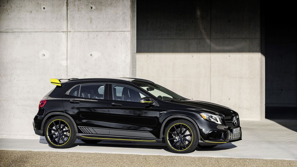 Mercedes-Benz CLA và GLA xuất hiện tại Detroit 2017 với gói AMG Performance Studio