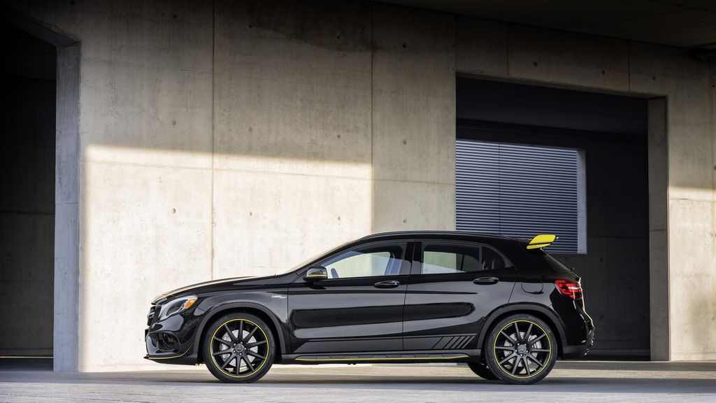 Mercedes-Benz CLA và GLA xuất hiện tại Detroit 2017 với gói AMG Performance Studio