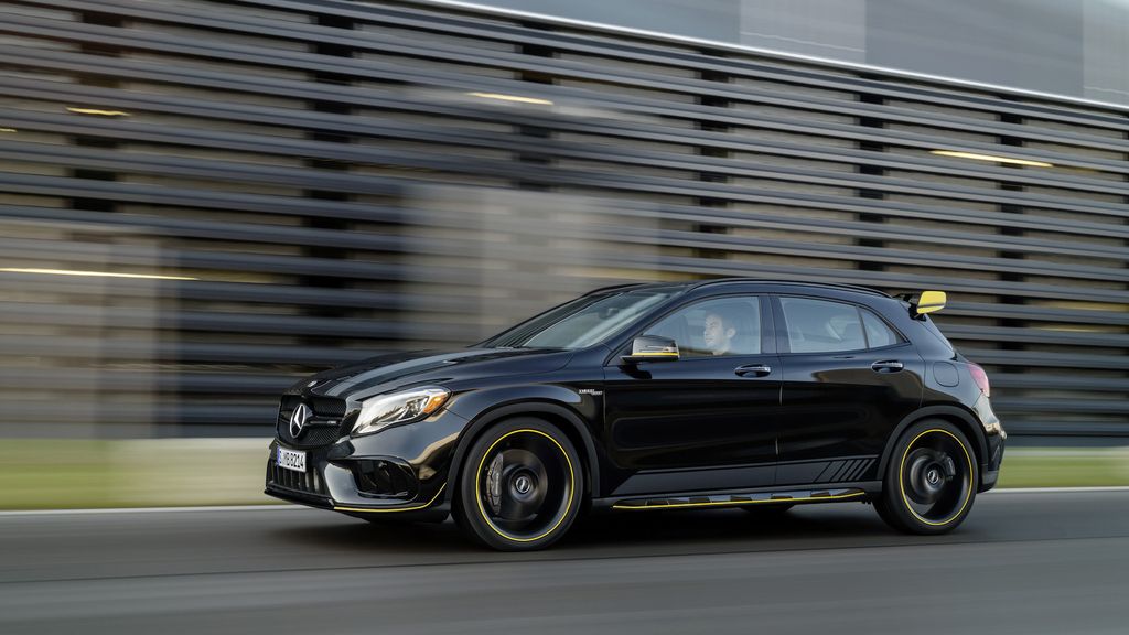 Mercedes-Benz CLA và GLA xuất hiện tại Detroit 2017 với gói AMG Performance Studio
