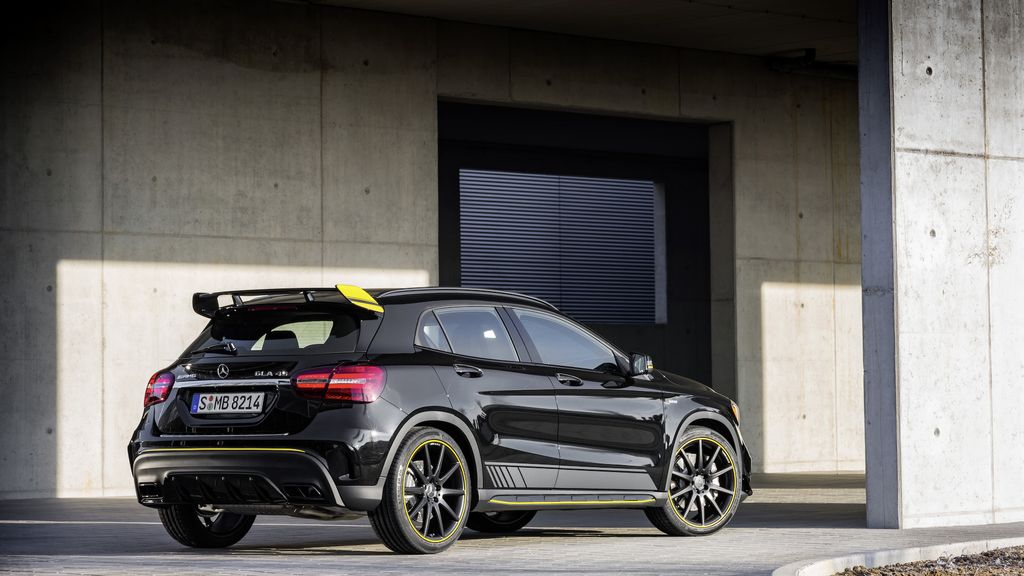 Mercedes-Benz CLA và GLA xuất hiện tại Detroit 2017 với gói AMG Performance Studio