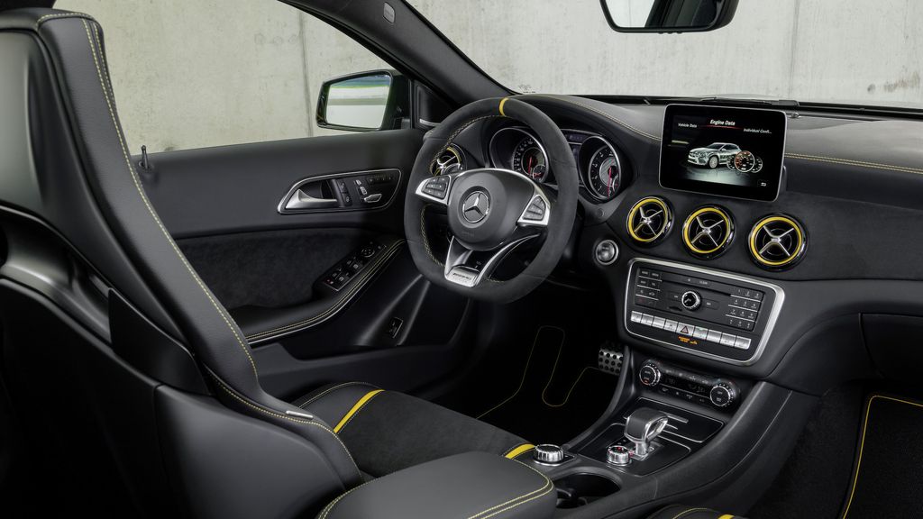 Mercedes-Benz CLA và GLA xuất hiện tại Detroit 2017 với gói AMG Performance Studio