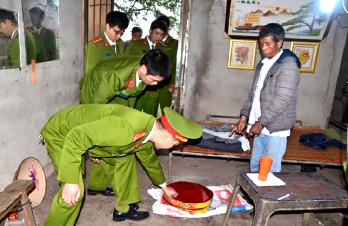 Lợi dụng hoãn thi hành án, tiếp tục đi buôn hàng chục kg pháo nổ