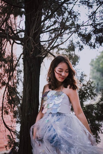 Ngỡ ngàng ngắm bộ sưu tập thời trang từ … rác của các bạn trẻ
