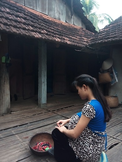 Ám ảnh cái nhìn buồn bã của nữ thanh niên dân tộc thiểu số với Chuyện “đẻ ” ở vùng cao