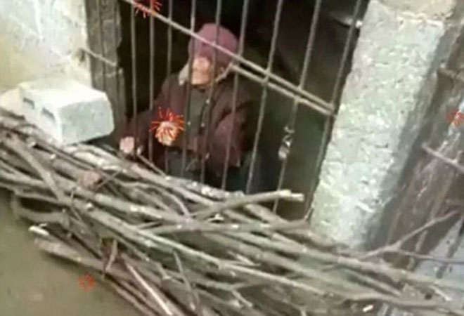 Con trai nhốt mẹ 92 tuổi vào nhà kho và bỏ đói suốt nhiều năm liền