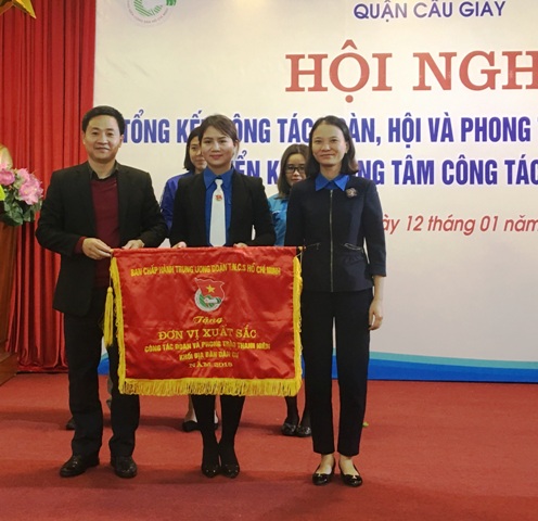 Quận Cầu Giấy nhận cờ thi đua xuất sắc của Trung ương Đoàn