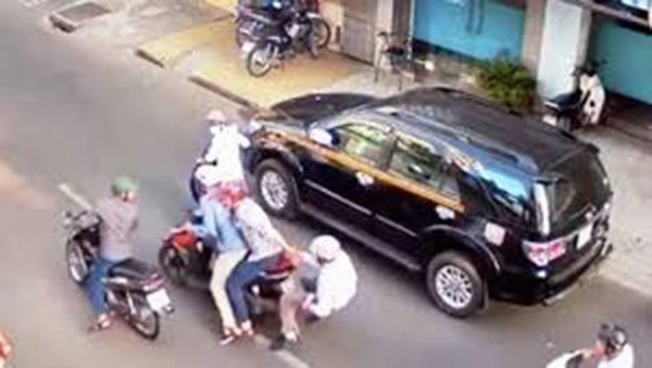 Truy bắt nhóm người nước ngoài dàn cảnh trộm 2 tỷ đồng ở TP. HCM