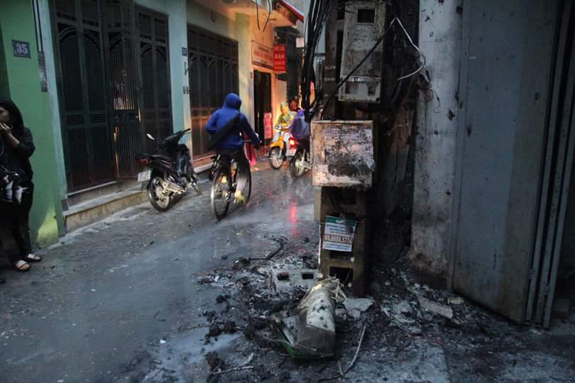 Hà Nội: Cột điện bốc cháy dữ dội giữa trời mưa, nhiều công tơ bị cháy rụi
