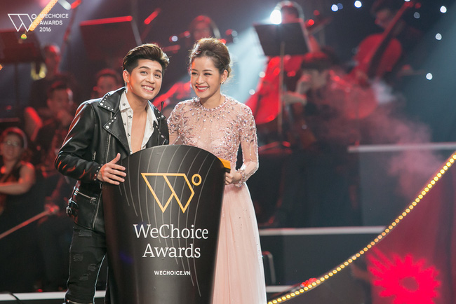 Noo Phước Thịnh tươi cười trao giải cho Sơn Tùng M-TP xóa tan tin đồn