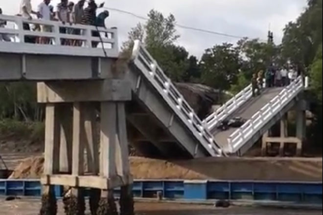Cầu Cả Trăng (Cà Mau) bất ngờ bị tông sập, xe máy nằm ngổn ngang ở hiện trường