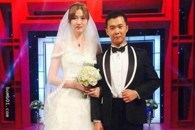 Mẹ chồng tương lai phá cửa để đón con dâu cao 2 mét vào nhà