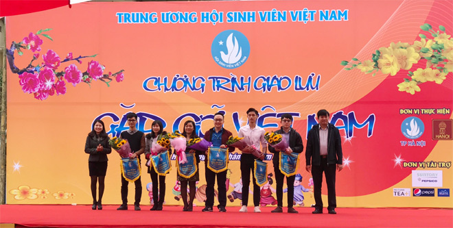Sôi nổi giao lưu 