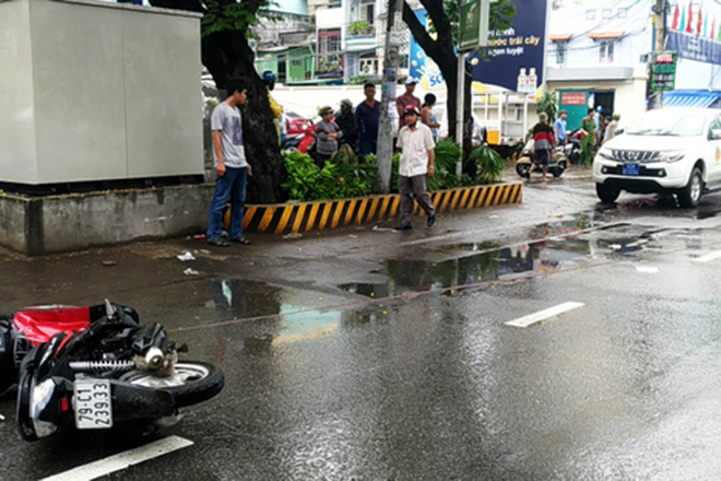 Người đàn ông ngã tử vong khi tránh bé gái băng qua đường