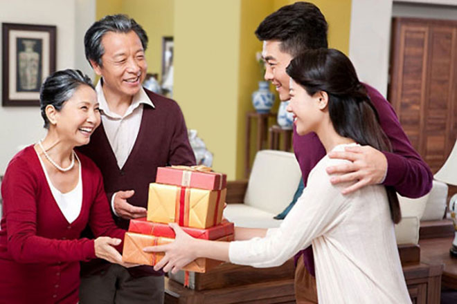 Tết Đinh Dậu: Nên mua quà gì để biếu bố mẹ đôi bên?