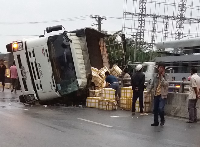 Xe tải lật nhào, hàng trăm con cua biển bò ra đường