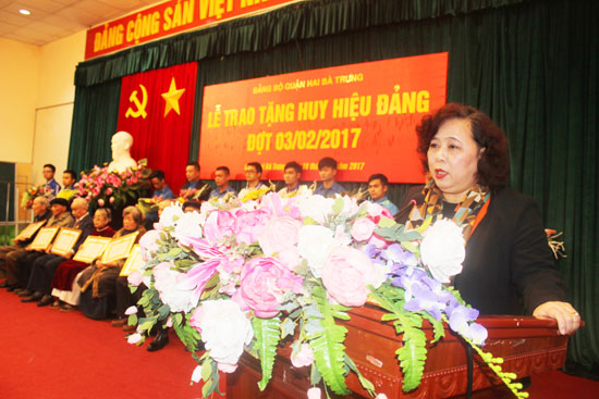 Trao Huy hiệu Đảng cho hơn 300 đảng viên quận Hai Bà Trưng