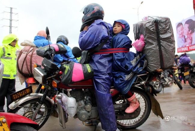 Trung Quốc: Ngán ngẩm cảnh bố buộc con sau xe máy, vượt 400km về quê ăn tết