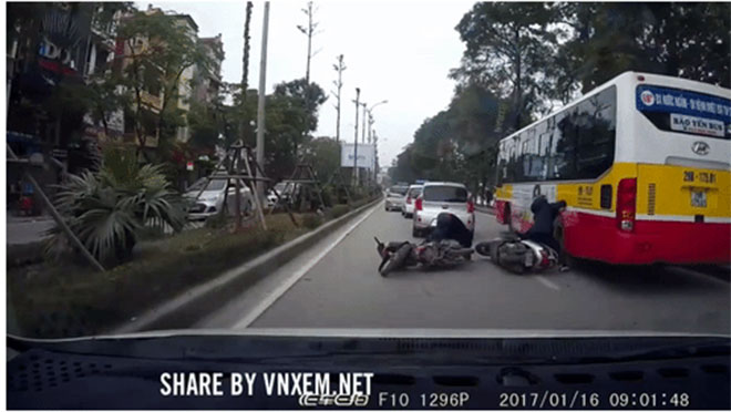Clip: Đâm phải xe máy tai nạn phía trước, người phụ nữ trượt theo sườn xe buýt