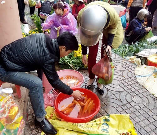 Thị trường vàng mã nhộn nhịp trước ngày ông Công ông Táo