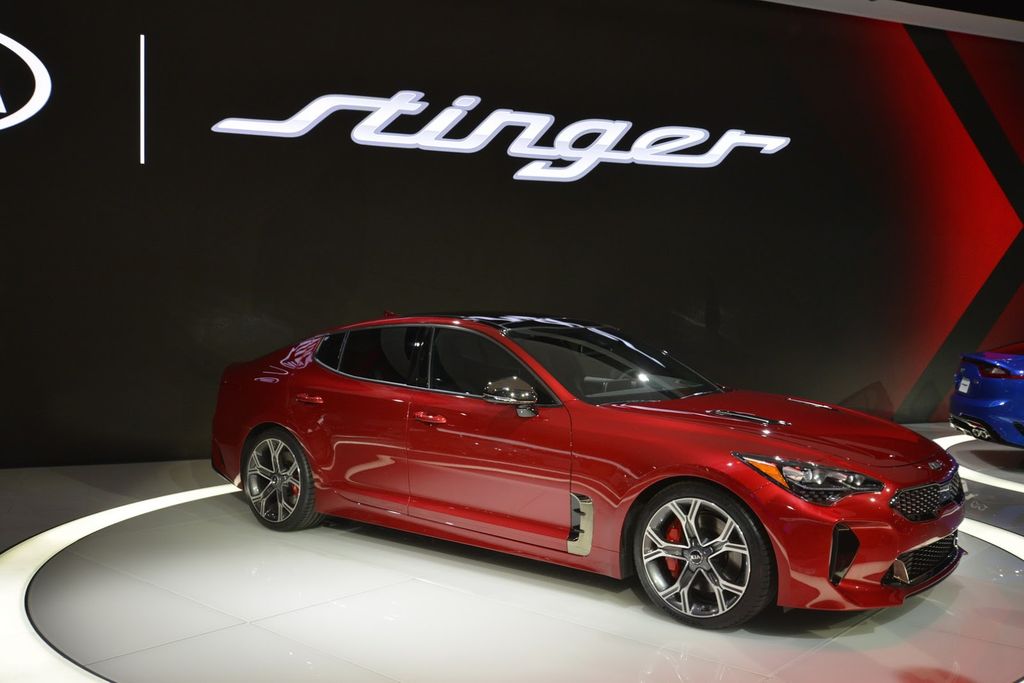 Kia Stinger có thể cạnh tranh với Tesla Model 3 bằng một biến thể điện