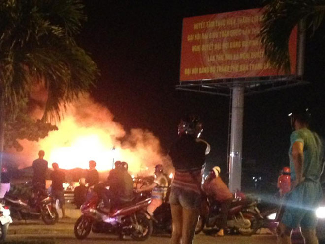 Cháy lớn ở Nha Trang: Hàng chục ngôi nhà trong xóm chài bị thiêu rụi