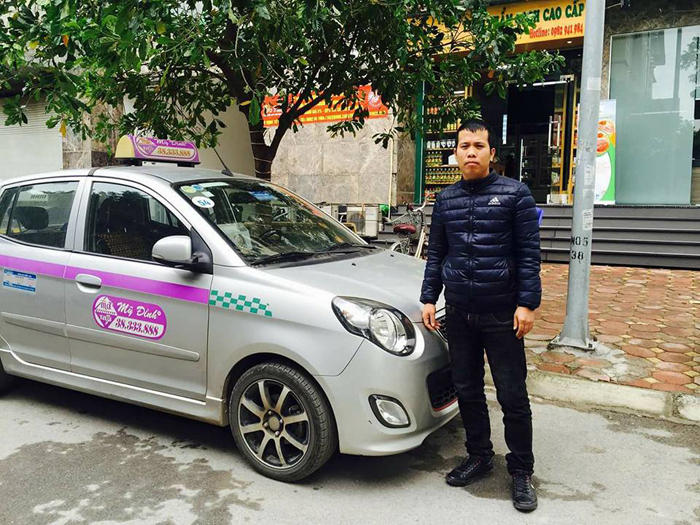 Hà Nội: Lái xe taxi trả lại 14.000 USD cho khách nước ngoài